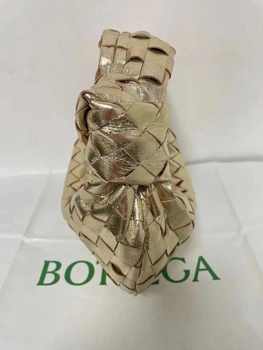 Batch 1200 BV Bottega Veneta's new early spring women's MINI JODIE handbag BV bag 🔥The new method is based on the original rounded corners, knotted with classic woven leather round hobo bag, The most iconic triangular pull-out design, using sheepskin draped soft shape, is super suitable for concave shapes~ Jodie feels really gentle to people, and is definitely the best item for daily matching. It has the same weave, new elements and twists, is compact and versatile, and is the new favorite of street style Internet celebrities! Dimensions: 23x28x8 Model: 6699-1